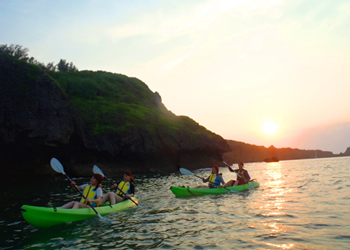 サンセットカヤックは、夕日に包まれ癒されます…