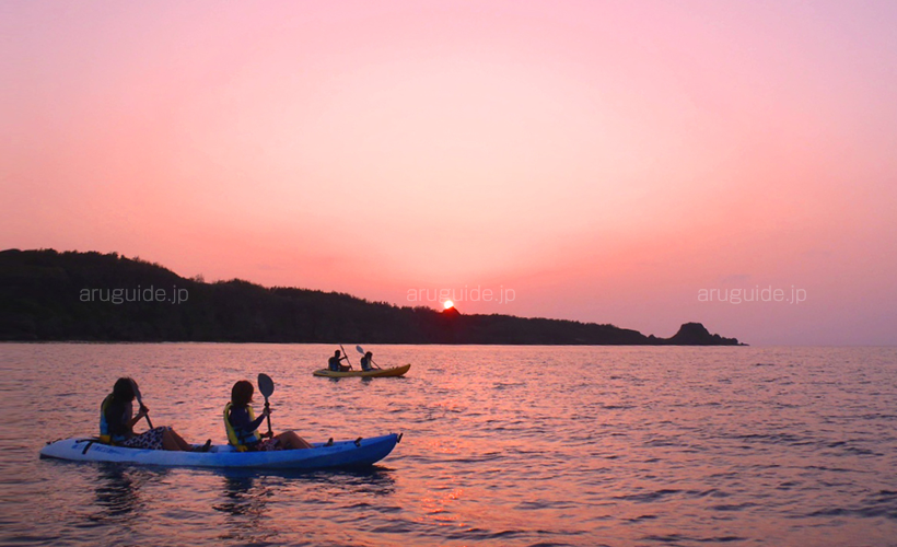 夕陽海洋舟冒險