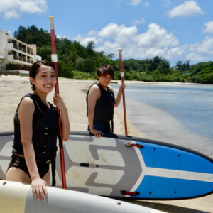We will start first by teaching you how to do SUP. The board of the SUP is thicker than other boards, the stablity is greater,so it's easier.
