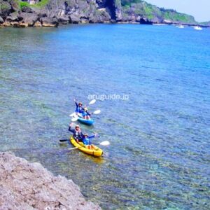 You will experience the cliffside from the bottom and it is so impressive. If there are no waves, there are many places where you can admire the coral.