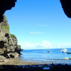 Arrived at the big cave we will leave the kayaks and get in to take a break. From the inside of the cave you will experience an amazing scenery.
